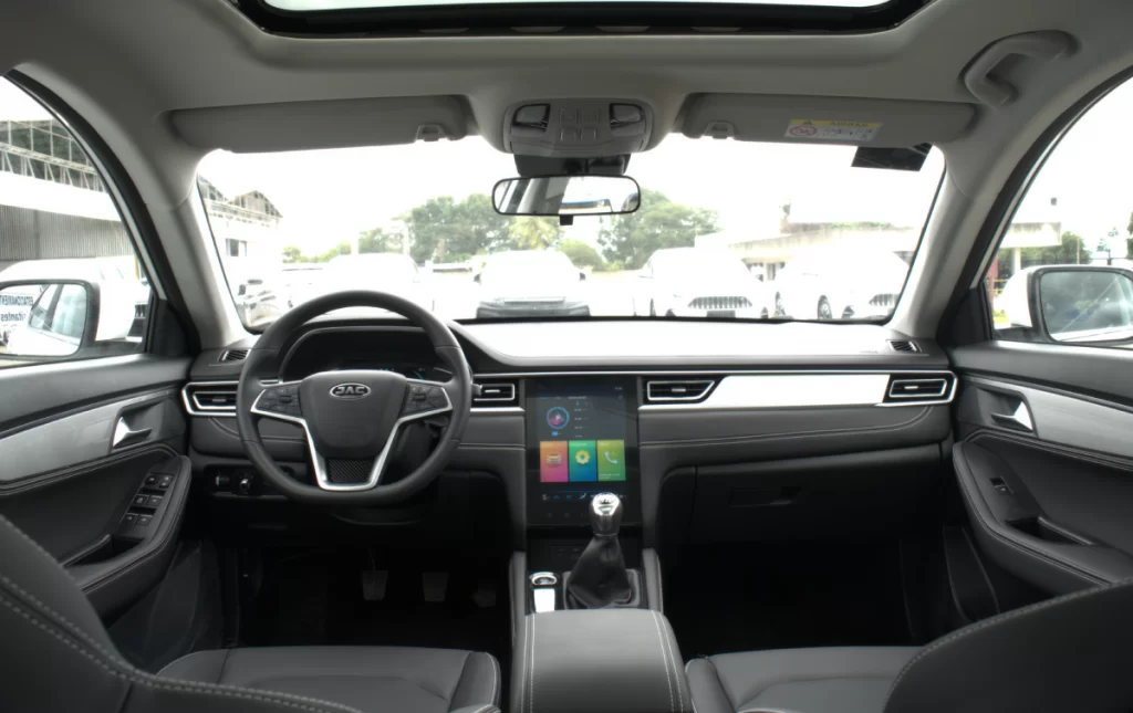 Interior-del-j7-de-jac-motors-venezuela-1024x645